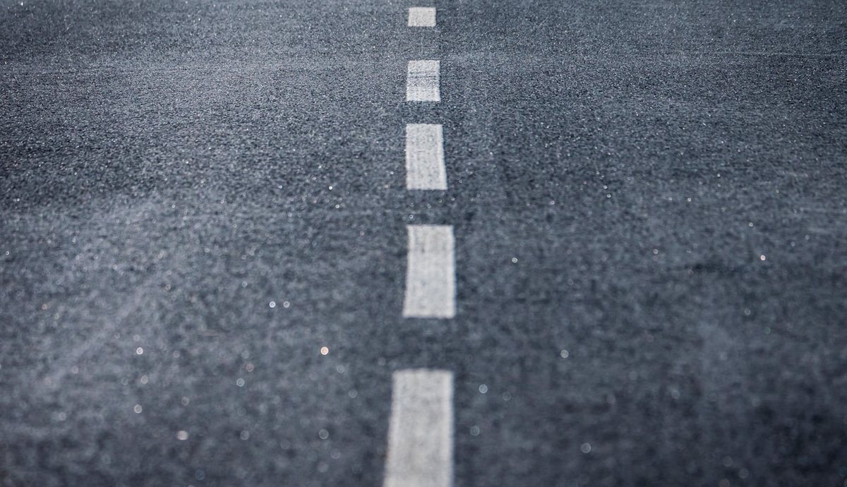 Línea discontinua de carril sobre carretera
