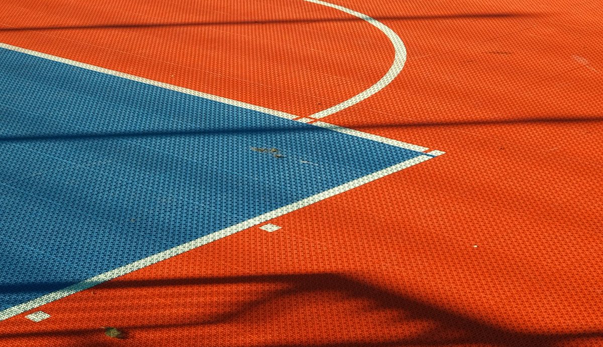 Cancha deportiva con líneas de juego pintadas