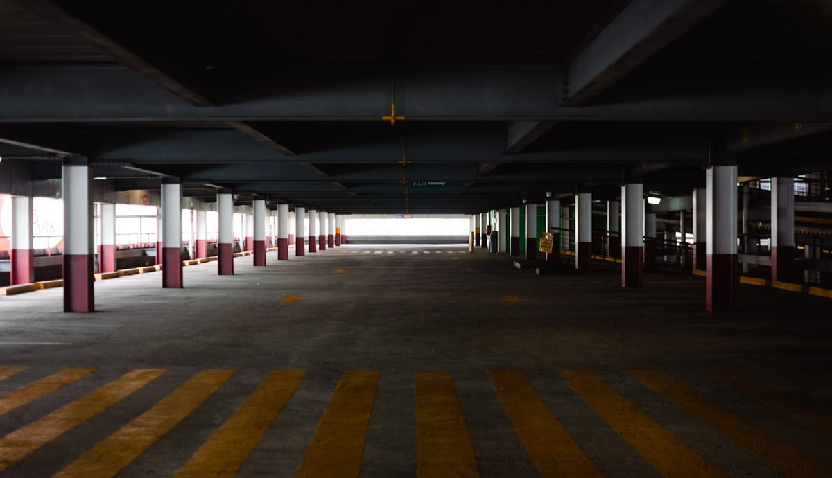 Estacionamiento con cajones delimitados en amarillo