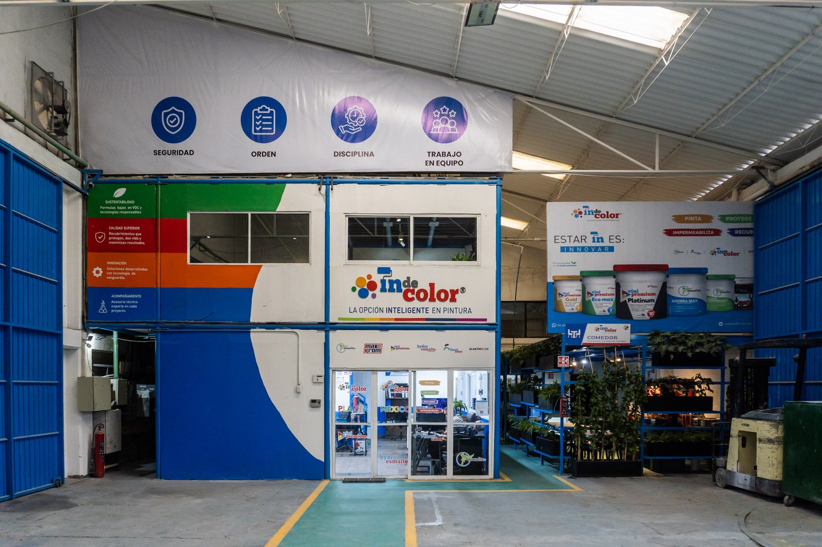 Instalaciones de Indecolor: oficinas y comedor de planta