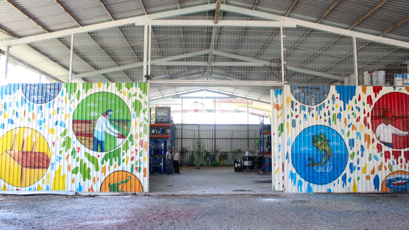 Planta de Indecolor en Sinaloa: nave con murales de las industrias que atiende