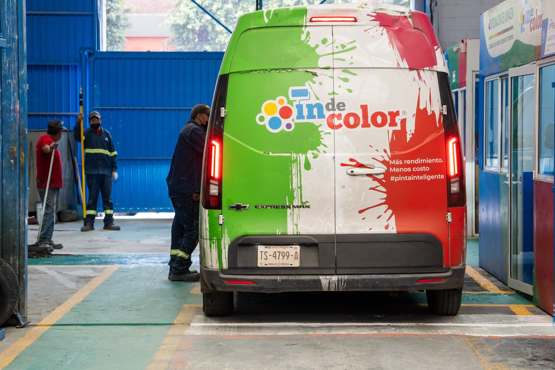 Unidad de reparto propia de Indecolor cargando en el andén
