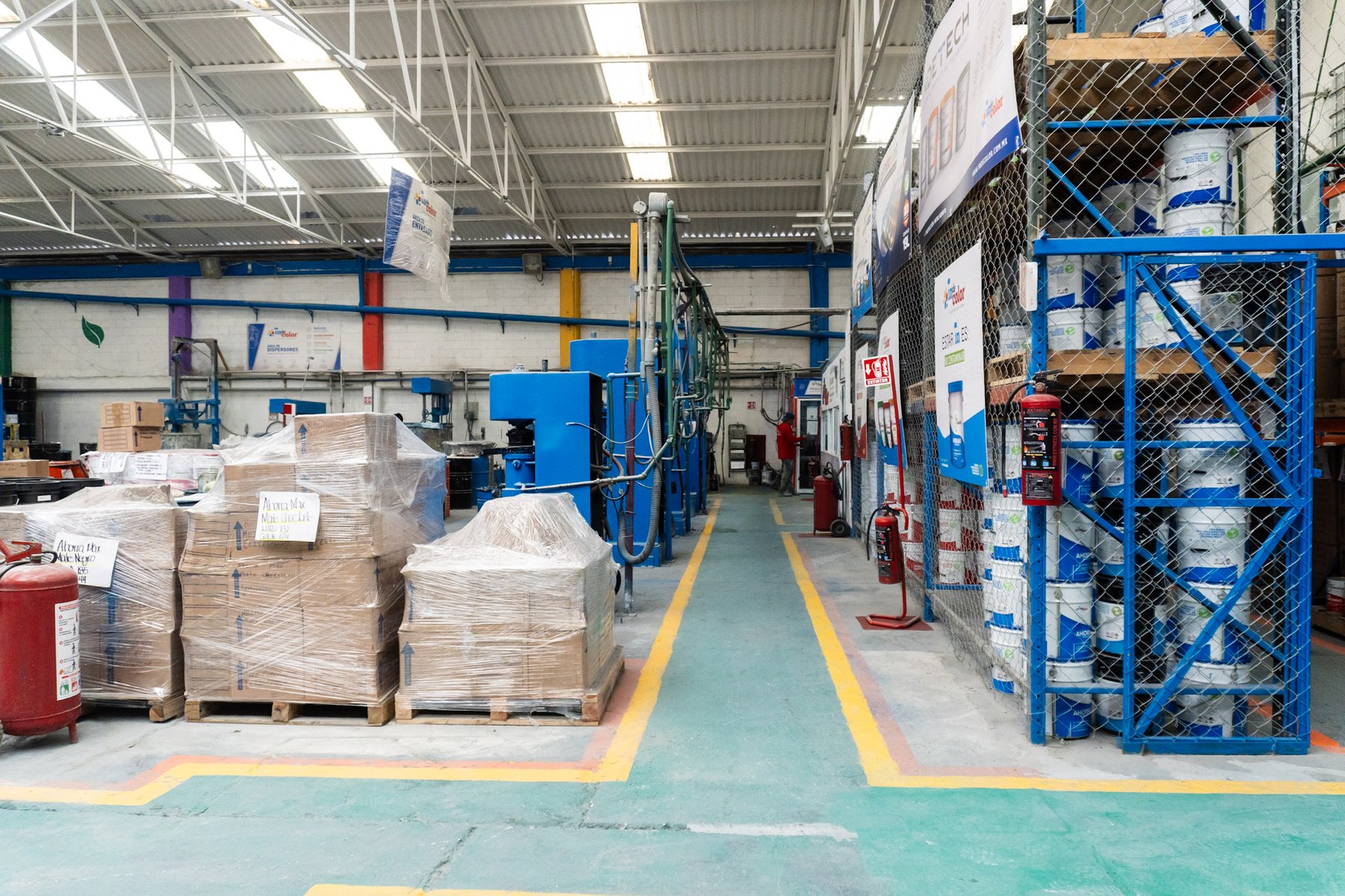 Nave de producción de Indecolor con pallets de producto emplayado